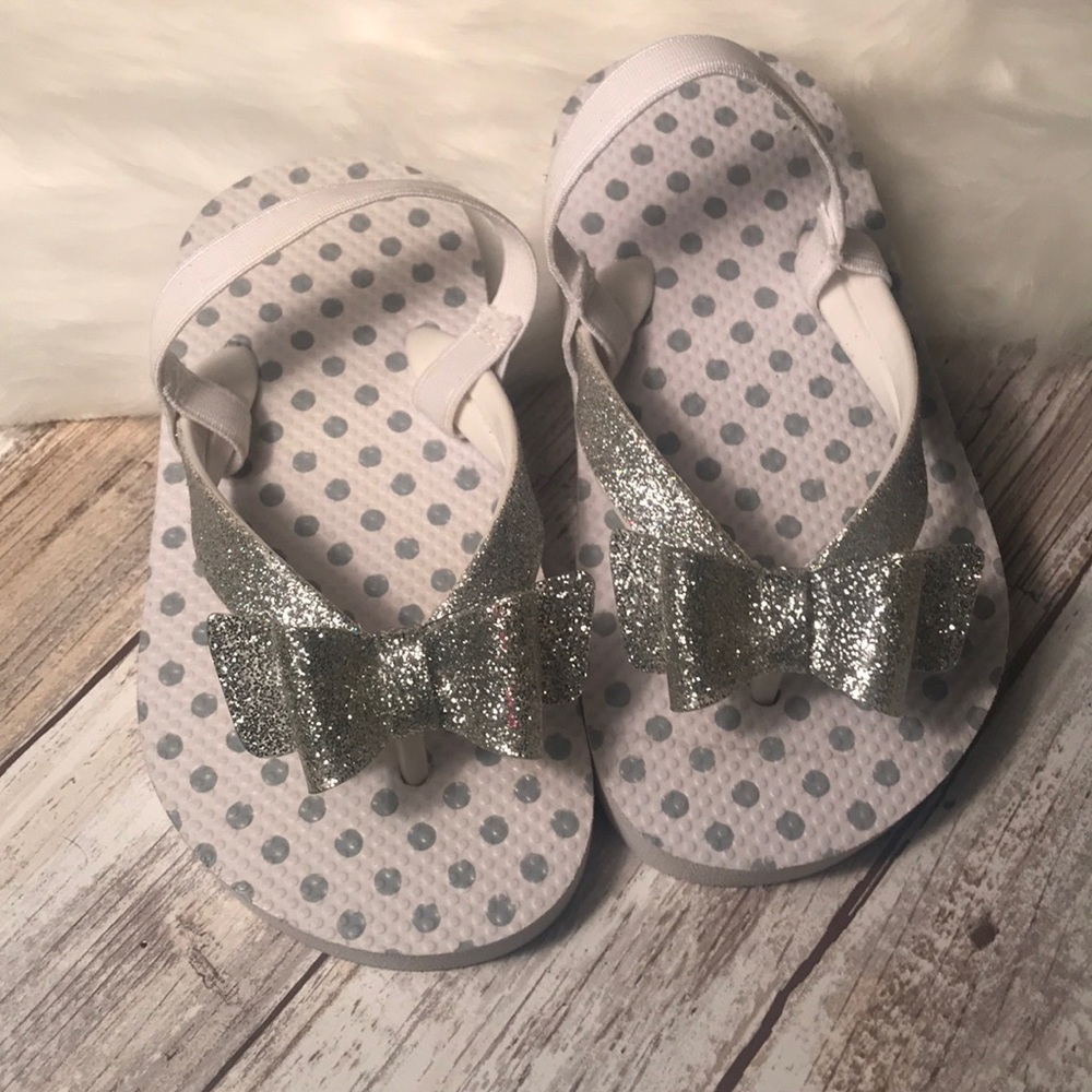 Von Maur- White and Silver Top Bow Flip-flops.